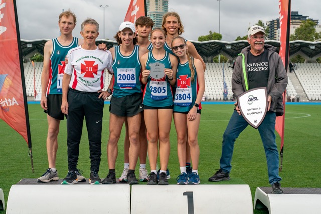 Ivanhoe Harriers team on the dais